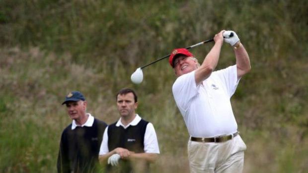 Трамп играет в гольф/GETTY Image caption