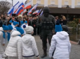 Плазування перед окупантами: Мережу вразило відео зі святкування анексії Криму, де діти вклонялися пам'ятнику 