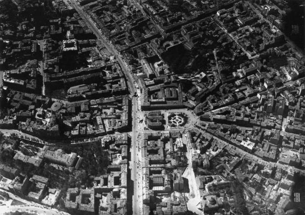 Центр Києва у 1918-му (фото із повітряної кулі). У центрі - Думська площа (нинішній Майдан Незалежності), ще із будівлею Міської Думи
