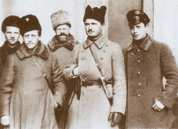 Антонов-Овсієнко (другий зліва) із командирами "армії Радянської УНР". У центрі - Василь Боженко