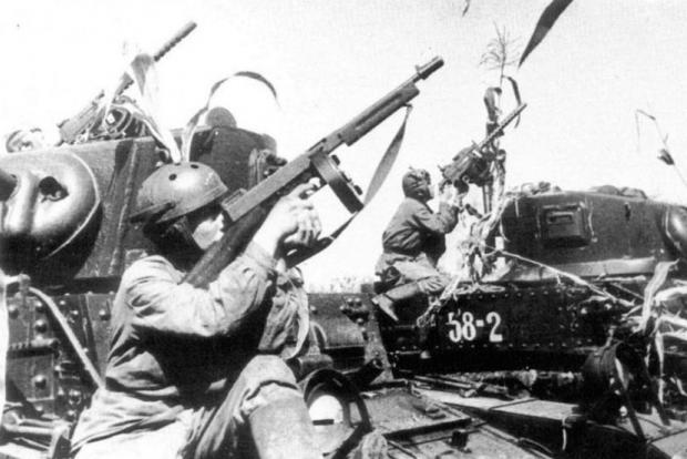 Советские танкисты с танками М3А1 «Стюарт», в американских шлемофонах, с пистолетом-пулеметом Томпсон М1928А1 и пулеметом М1919А4. Американская техника поставлялась по ленд-лизу полностью укомплектованной — с экипировкой и даже стрелковым оружием для экипажа