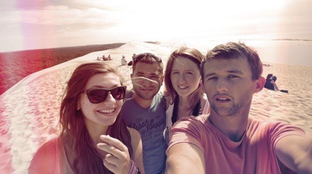 Ми з друзями на піщаній дюні Dune du Pilat біля океану.