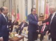 Не вистачало тільки брежнєвського поцілунку: Трамп втрапив у неймовірне рукостискання з головою Таджикистану (відео)