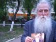 Не проходьте повз: У Києві просять допомогти 92-річному дідусю, який продає книги (фото)