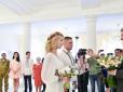 Під час візиту Петра Порошенка в Одесу, президент прийшов на весілля воїна АТО та волонтерки (відео)
