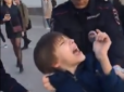 Звичайний рашизм. Тягли за барки і штовхалися: Опублікувано повний епізод затримання хлопчика у Москві (відео)
