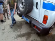 У скрепній країні діти сміливіші за дорослих: У РФ на фестивалі фарб підлітки атакували машину поліції (відео)