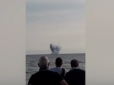 Пілот загинув: Під час показового польоту на очах глядачів італійський винищувач впав у море (відео)