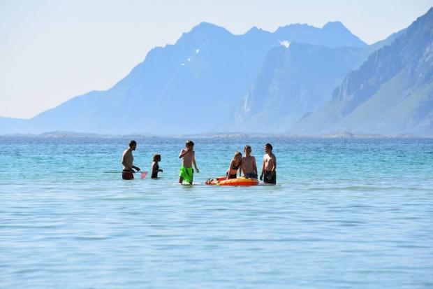 Фото: Это только может показаться, что погода солнечная и теплая. Норвежские дети купают при +10 градусах воздуха (предоставлено Игорем Кучером) 