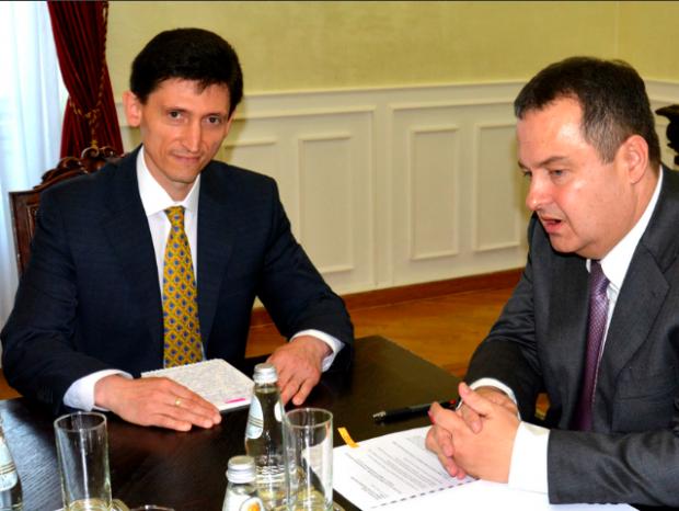 Посол України в Сербії Олександр Олександрович (ліворуч) та міністр закордонних справ Сербії Івіца Дачич
