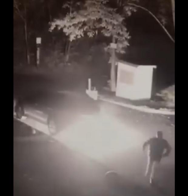 Зловмисник підпалив машину і побіг / скріншот з відео