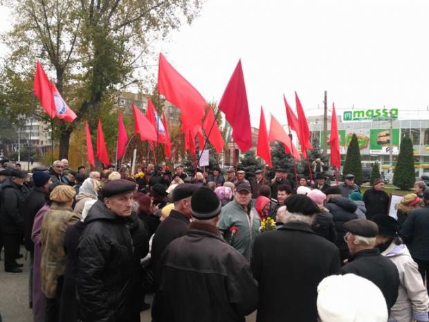У Запоріжжі пенсіонери вийшли на мітинг на честь "Жовтневої революції" FB VICTOR NUKLEUSS