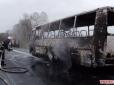 На Житомирщині вщент згорів автобус з небіжчиком (фото, відео)