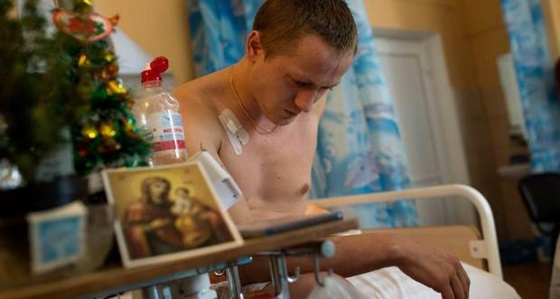 Руслан Карпець втратив в зоні АТО руку та пошкодив ногу. Однак життєвого оптимізму не втратив.