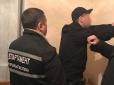 Подвійне задовленння: Затримано поліцейського, котрий носив зекам торти з наркотиками