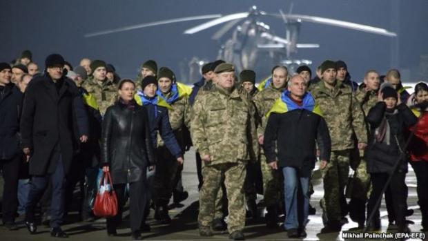 Петро Порошенко і звільнені заручники прибули до Харкова