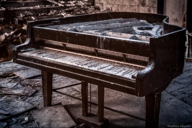 Гнутий рояль у концертному залі покинутого міста Прип'ять.