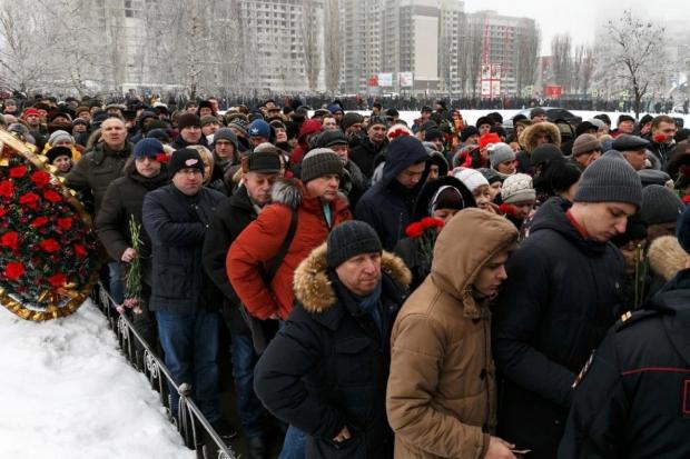 Фото: washingtonpost.com. People line up to pay their respects to Russian Roman Filipov during a funeral in Voronezh, Russia, on Feb. 8. He was the pilot of an Su-25 jet who ejected after Syrian insurgents shot down his plane, then blew himself up to avoid being captured. (Vadim Savitsky/Pool/AP)