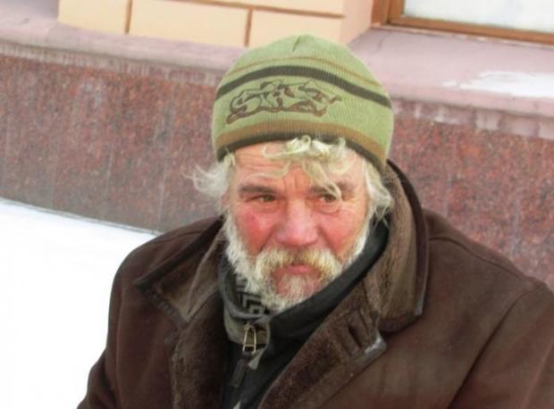 Він у п’ятнадцятиградусний мороз в центрі Тернополя просить милостиню.
