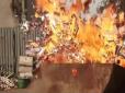Могли б передати в ООС: Мережу розлютило публічне спалення десятків тисяч цигарок на Закарпатті (відео)