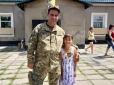 Наші діти - майбутнє стародавньої України-Руси: Офіцер ЗСУ поділився зворушливою світлиною з дівчинкою зі звільненого від росіян селища
