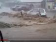 На Росію зійшла кара з неба: Небувала злива з ураганом, дерева виривало з корінням, людей і транспорт змивало з вулиць, є жертви (відео)