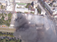 Вогонь вирує вище даху, дим - до неба: Пожежу комплексу харківського вишу зняли з безпілотника (відео)
