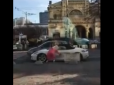 Хіти тижня. Помста? У центрі Києва білявка обмалювала і розбила сокирою дорогий спорткар (відео)