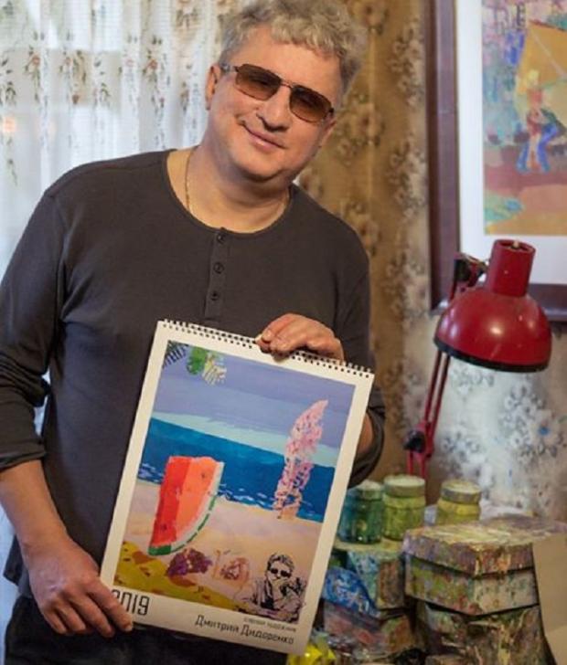 Дмитрий Дидоренко с новым календарем на 2019 год, собранным из его картин