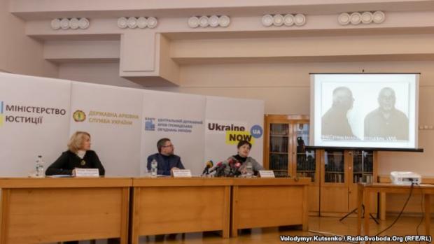 Тетяна Баранова, Денис Чернишов і Ольга Бажан під час презентації знахідки