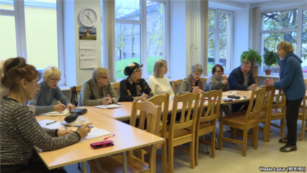 Курси естонської мови для пенсіонерів у Талліні. Літні люди мову вчать для себе