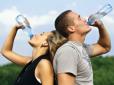 Частіше пити і не засмагати: Лікарі радять, як пережити спеку