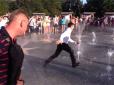 Хіти тижня. Професійний ризик: Президент Зеленський в Маріуполі тікав від натовпу через фонтан (відео)