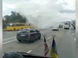 Прокотилися із вогником: У Києві загорілася маршрутка з пасажирами (відео)