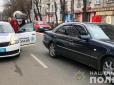 У Черкасах водій Mercedes збив жінку, затягнув у салон і намагався втекти від копа (відео)