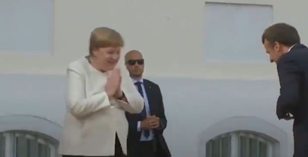 Меркель зустрічає Макрона в Німеччині (Twitter "DW на русском")