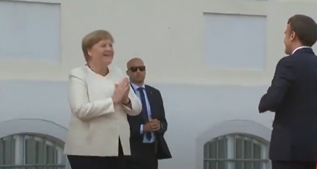 Меркель і Макрон привітали одне одного (Twitter "DW на русском")
