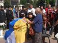 Згорьована мати постійно була біля труни: Українці зі сльозами попрощалися із загиблим воїном 