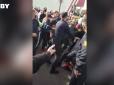 У Білорусі майор вдарив жінку кулаком по обличчю (відео)