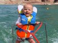 Безстрашні батьки поставили 6-місячного сина на водні лижі - тепер їх називають злочинцями (фото)