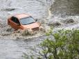 Вода на дорогах піднялася вище автомобільних коліс: Потужна злива накрила Чернівці (відео)