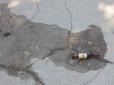 Могла і вбити: Викинута з вікна багатоповерхівки пляшка влучила в перехожу з дитиною