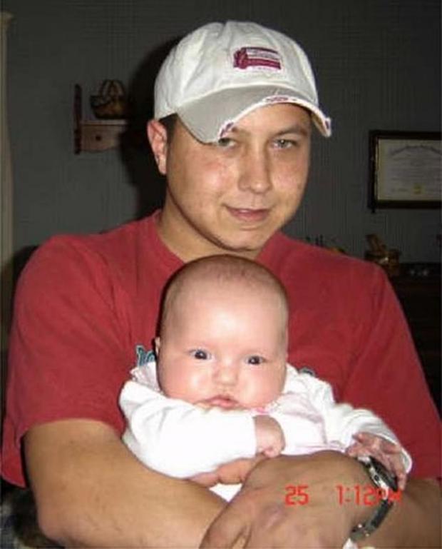 Немовля Вікторія Джо, яка дивом пережила напад і зараз їй 16 років.  На фото Чоловік Стінетт - Зеб  з Вікторією Джо в 2004 році