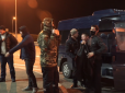 Окупанти лютують: Понад 120 кримських татар затримали на Керченському мосту (відео)