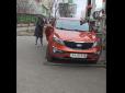 Перехожі врятували малюка: У Києві евакуатор намагався відвезти автівку з дитиною в салоні (відео)