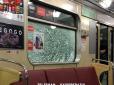 У Києві вандали розбили вікна в чотирьох поїздах метро вздовж надземної ділянки червоної лінії, пасажири дивом не постраждали