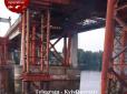 Бідолаха не хотів бути врятованим: У Києві хлопець із камінням у рюкзаку стрибнув із мосту на очах у перехожих (фото 16+)