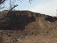 Планують там забудову: Росіяни екскаваторами розрили у Маріуполі курган V тисячоліття до н.е. (фото)