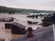 На Уралі прорвало чергову дамбу водосховища. Населення рятується на дахах будинків (відео)