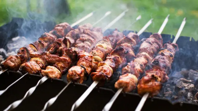 ТОП-7 секретів від досвідчених кухарів, які допоможуть зробити м’ясо для шашлику м’якшим